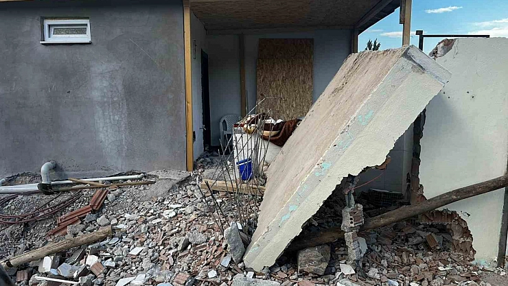 Hasarlı binanın duvarı çöktü 1 ölü