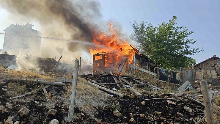 Malatya'da baraka ve araç yangını: İtfaiye müdahale etti
