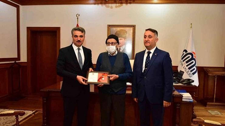 Hayırseverlere madalya verildi