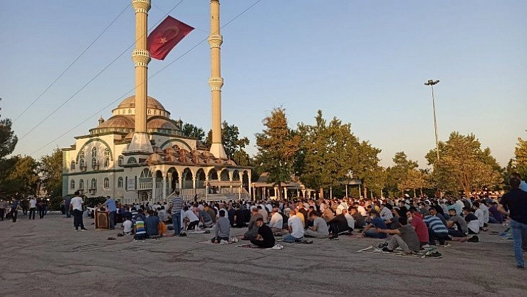 Bayram namazında camiler doldu