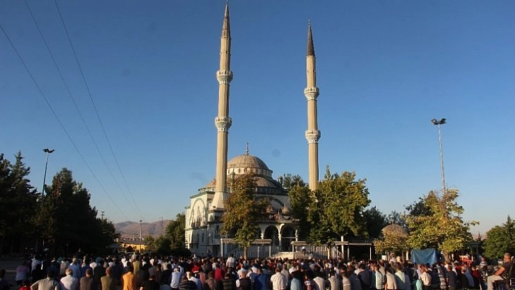 Camiler doldu taştı