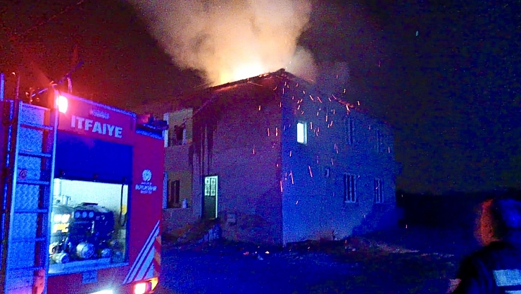 Malatya'da bina çatısı alev aldı