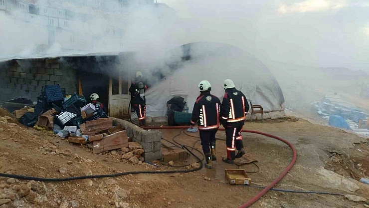 Malatya'da şantiyede yemekhane çadırı alevlere teslim oldu!