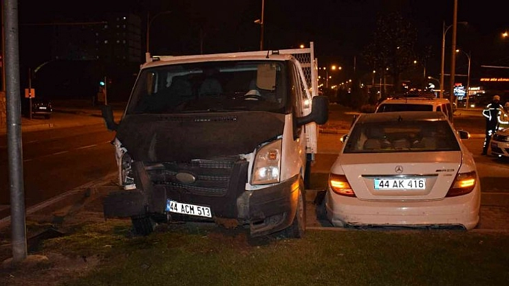 Çarpışan 2 araç refüje çıktı