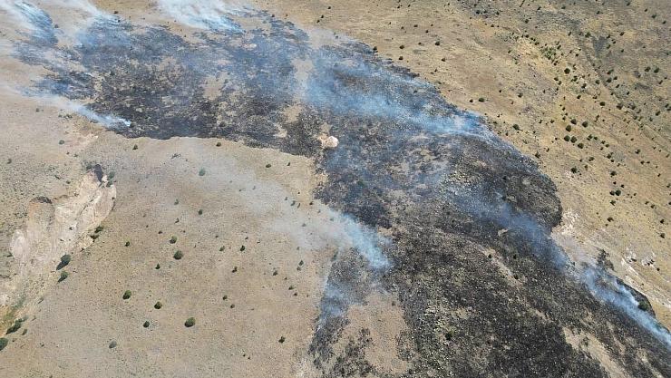 Malatya'da rüzgarın etkisiyle dağlık alana yayıldı... Dron görüntüsüyle havadan görüntülendi