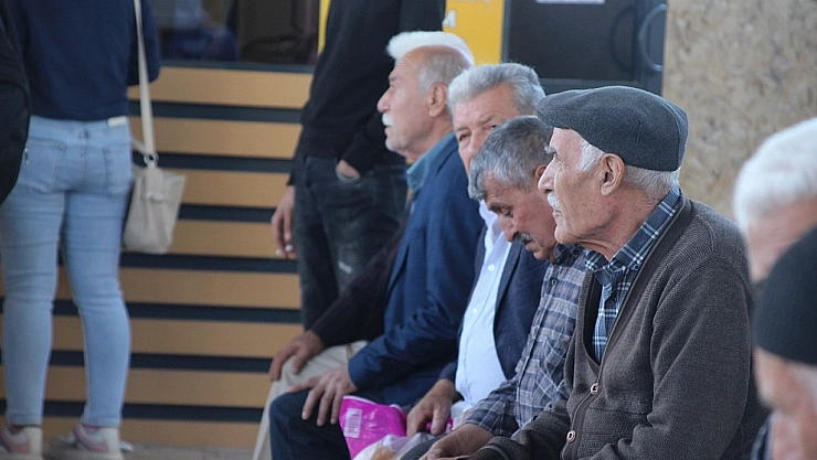 Malatya'da Emekli İsyanı: 'Kira maaşı aştı, faturalar katlandı... geçinemiyoruz!'