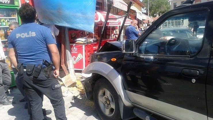 Kamyonet bakkala daldı