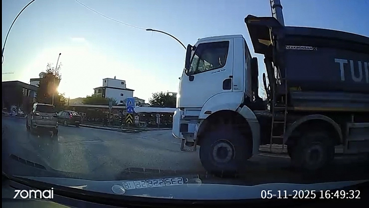 Malatya'da hafriyat kamyonu tehlike saçtı! Sürücü ani frenle kazayı önledi