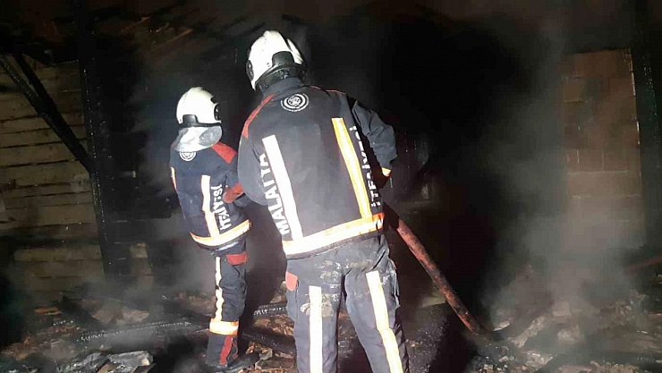 Malatya'da Hasarlı Binada Yangın!
