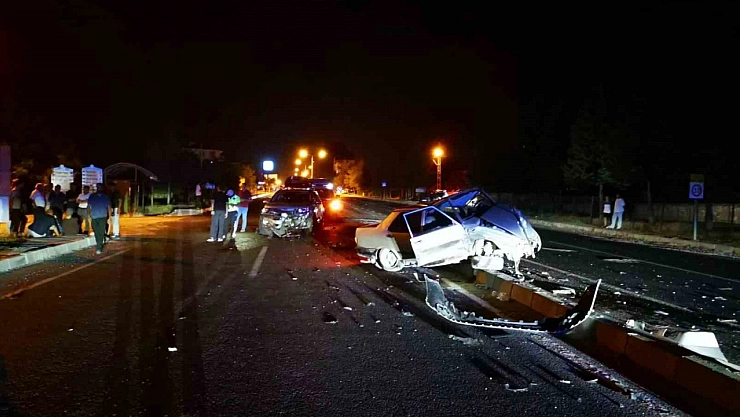Malatya-Kayseri yolunda iki araç kafa kafaya çarpıştı: 3 yaralı