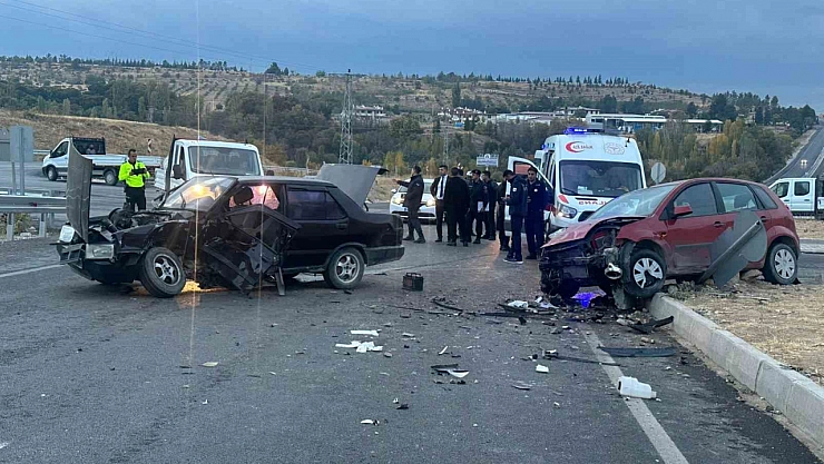 İki araç çarpıştı 3 kişi yaralandı