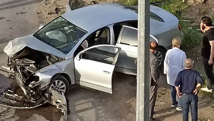 İki otomobil çarpıştı