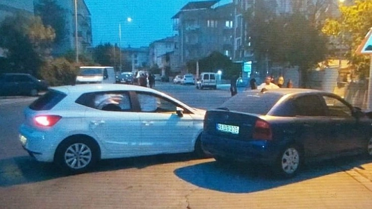 İki otomobil çarpıştı