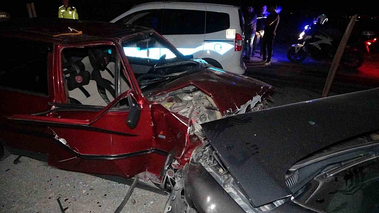 Malatya'da iki otomobil kafa kafaya çarpıştı