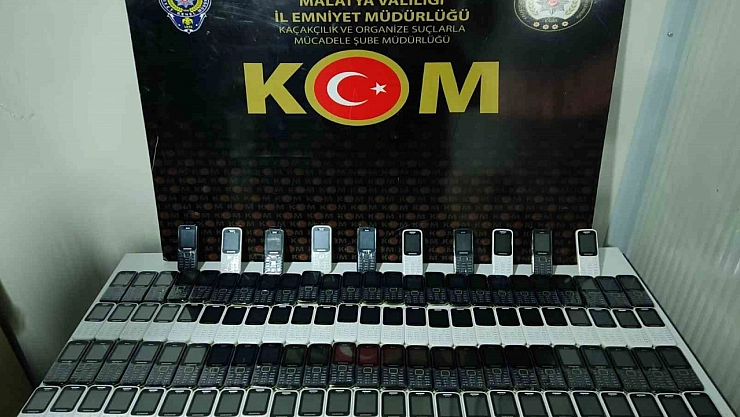 Malatya'da kaçak cep telefonla yakalandılar