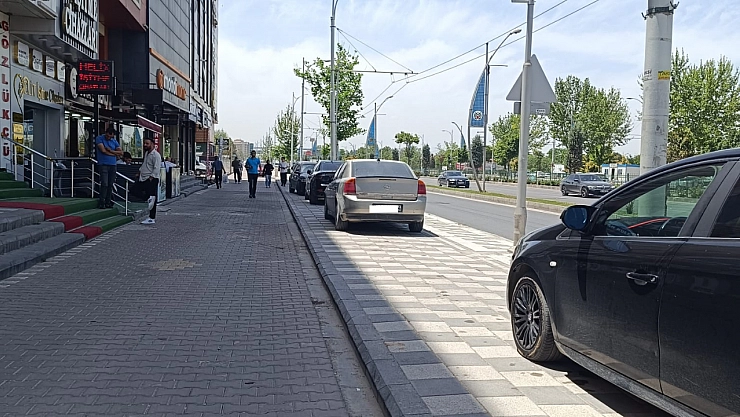 Malatya'da Kaldırımlar da Araçların Oldu! Yayalar Yollara Mahkum
