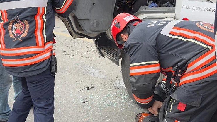 Malatya'da Kamyon ve Kamyonet Çarpıştı: Sürücü Yaralandı