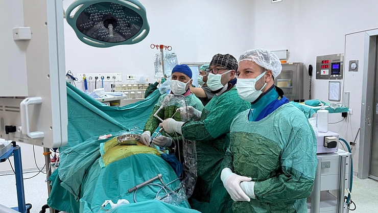 Malatya'da Kapalı Ameliyat Yöntemiyle 8 Santimetrelik böbrek taşı çıkarıldı