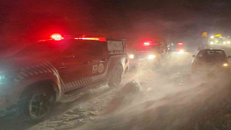 Mahsur kalan araçlar kurtarılıyor