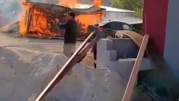 Malatya'da korku dolu anlar: Bir depo ve araç zarar gördü!