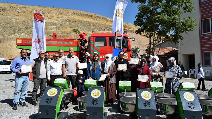 Malatya'da kırsal kalkınmaya destek: 12 aileye makine verildi