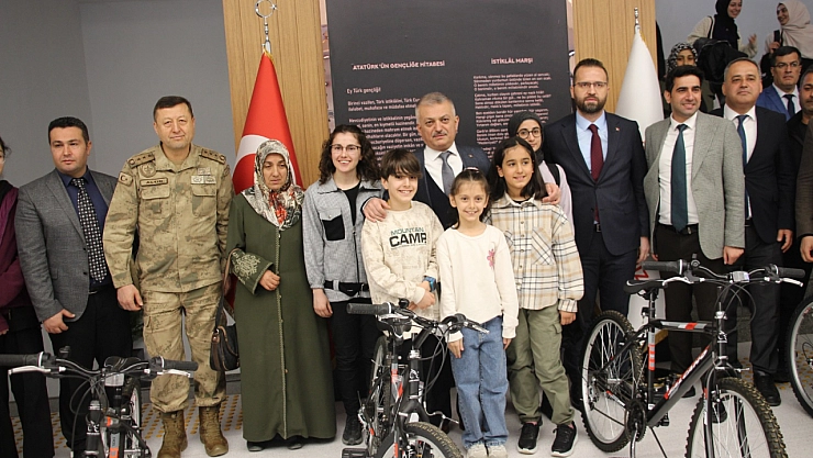 Malatya'da kitap okuyana bisiklet