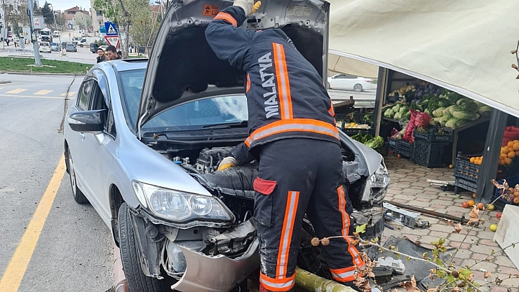 Malatya'da kontrolden çıkan otomobil ağaca çarptı!