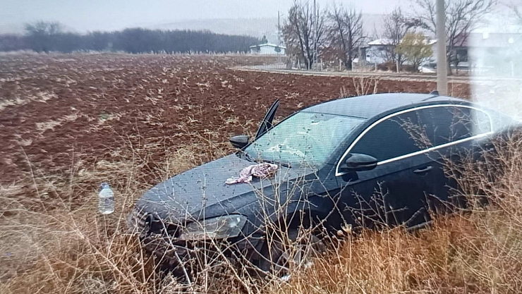 Malatya'da kaygan yolda savrulan otomobil tarlaya girdi: 4 yaralı