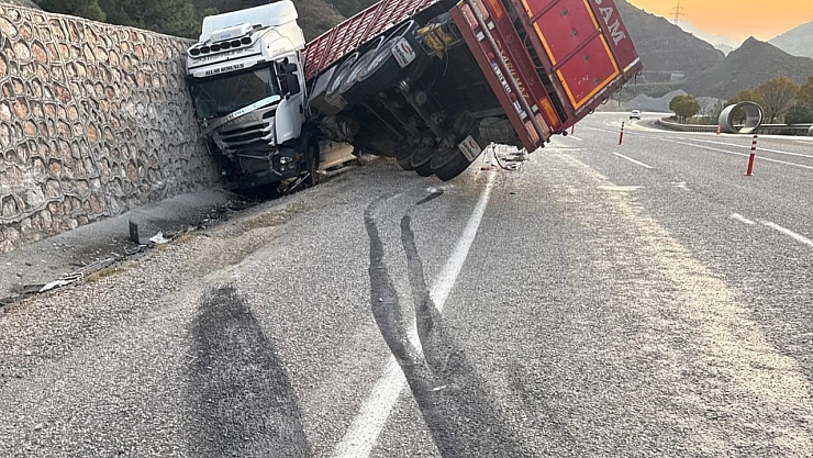 Tır istinat duvarına çarptı 1 yaralı