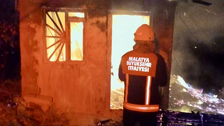 Malatya'da Korkutan Yangın: Baraka Alevlere Teslim Oldu
