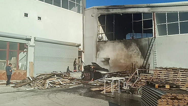 Malatya'da yürekler ağza geldi: Mobilya imalathanesinde yangın paniği