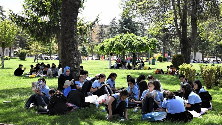 Malatya'da öğrenciler açık havada kitap okudu