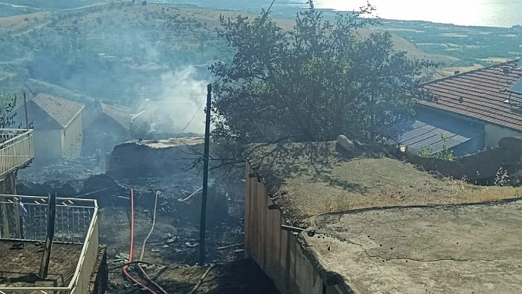 Malatya'da örtü yangını: 2 ev küle döndü