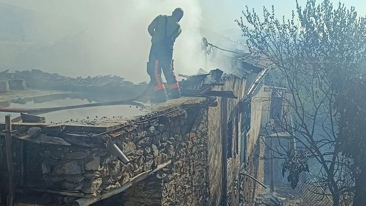 Malatya'da örtü yangını: İki ev kül oldu
