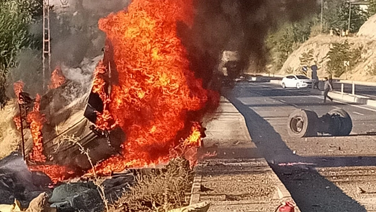 Malatya'da otobüs ile çarpışan tır alevlere teslim oldu