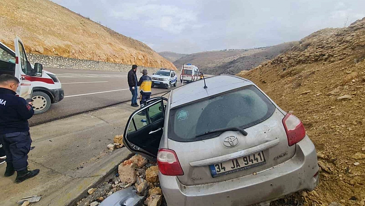 Malatya'da otomobil drenaj kanalına düştü
