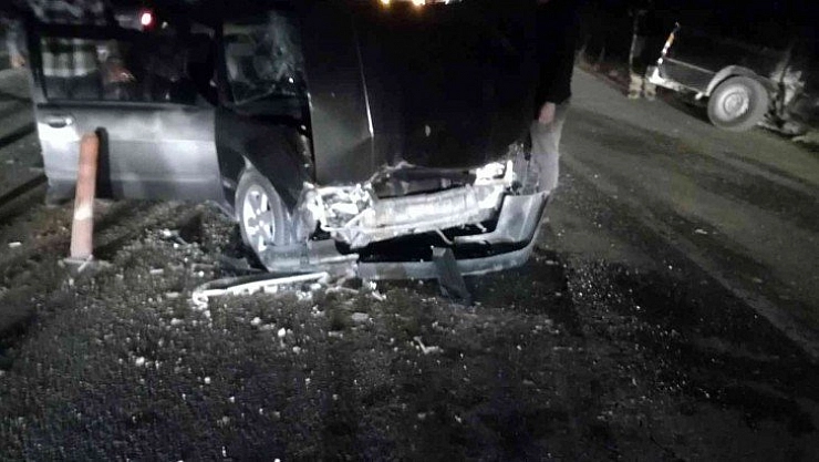 Otomobil ile pikap çarpıştı