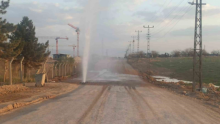 Malatya'da sıra dışı görüntü: Su metrelerce yükseğe çıktı