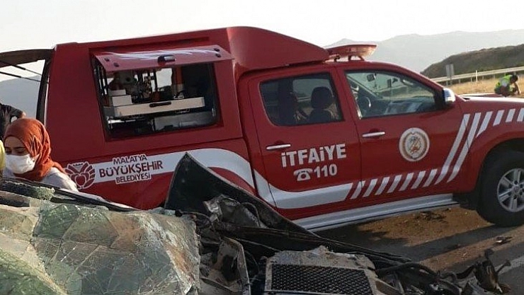 Pikap refüje çarptı 1 ölü