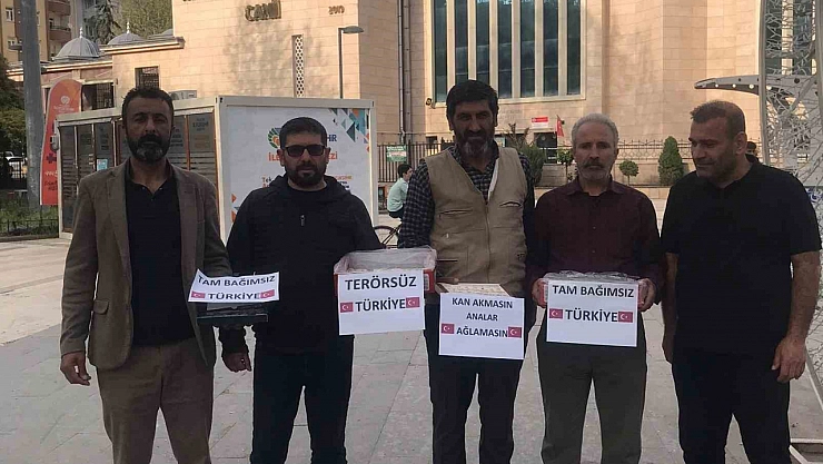 Kernek Meydanı'nda birlik mesajı: Lokum ve kayısı dağıtıldı