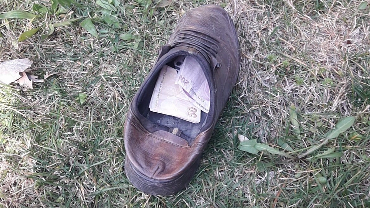 Dilencinin paraları ayakkabıdan çıktı...!