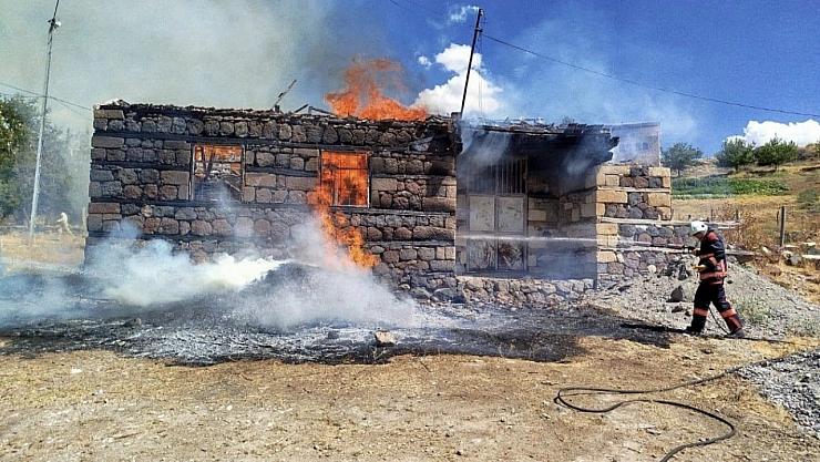 Malatya'da yangın paniği: 6 ton saman kül oldu