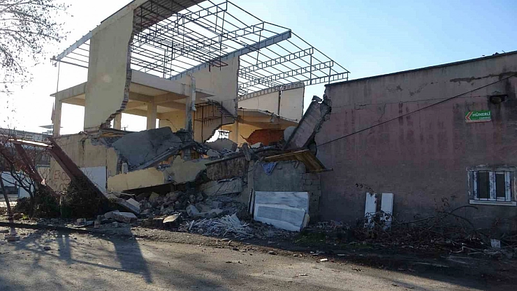 6 dükkanın bulunduğu blok çöktü