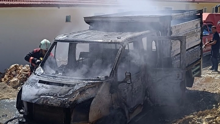 Malatya'da park halindeki araç yandı