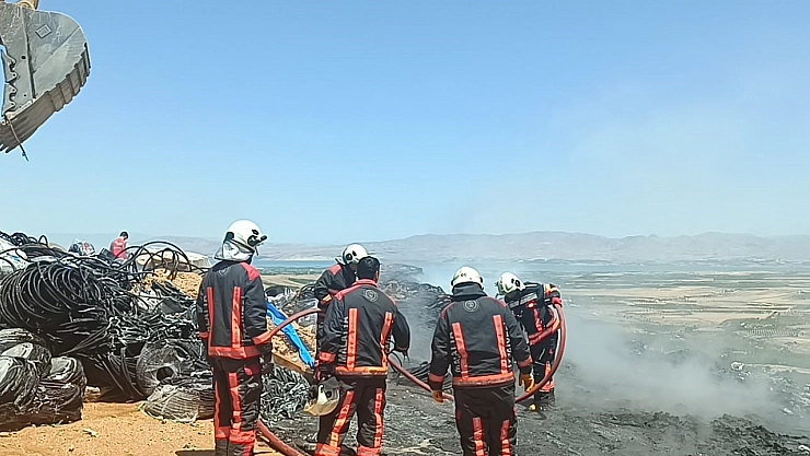 Malatya'da korkutan yangın: Şantiye deposu küle döndü