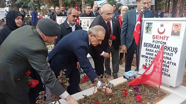 Malatya'da şehitlikte hüzünlü bayramlaşma