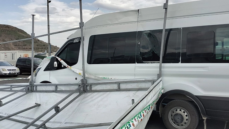 Malatya'da Şiddetli Rüzgar 'Çadır Durak' Devirdi!