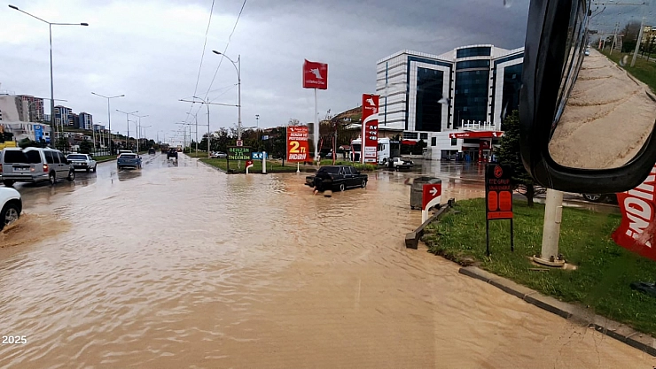 Malatya'da şiddetli sağanak: Yollar göle döndü!