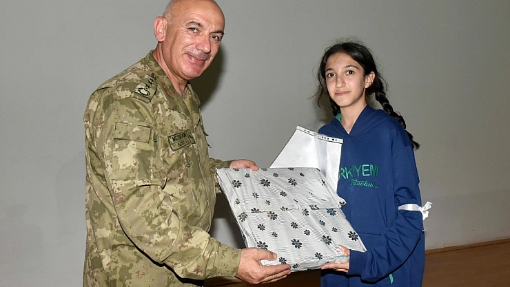 Malatya'da Şiir Yarışması Birincileri 2. Ordu'yu Ziyaret Etti