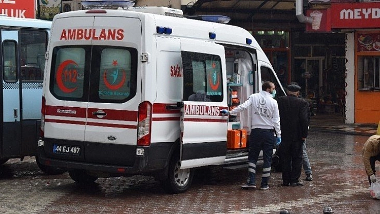 Malatya'da sokakta fenalaşan yaşlı adam ekipleri alarma geçirdi